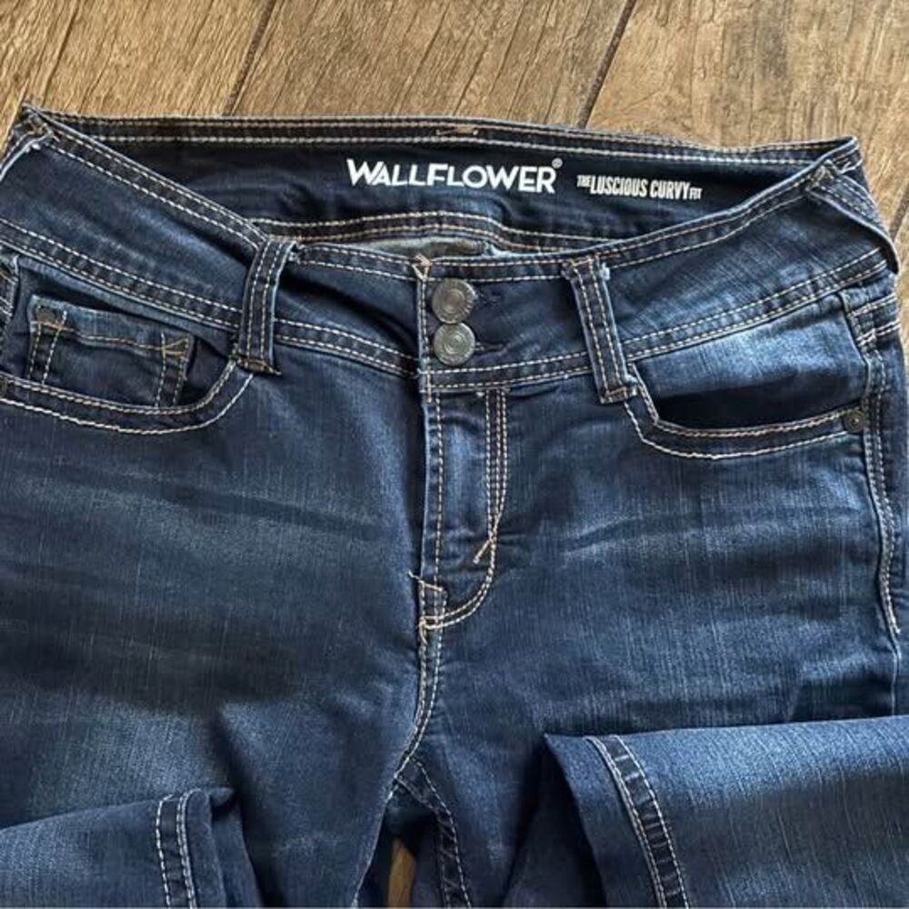 Women’s Juniors Curvy Wallflower Boot Cut Jeans Size 9 Long - Picture 2 of 4